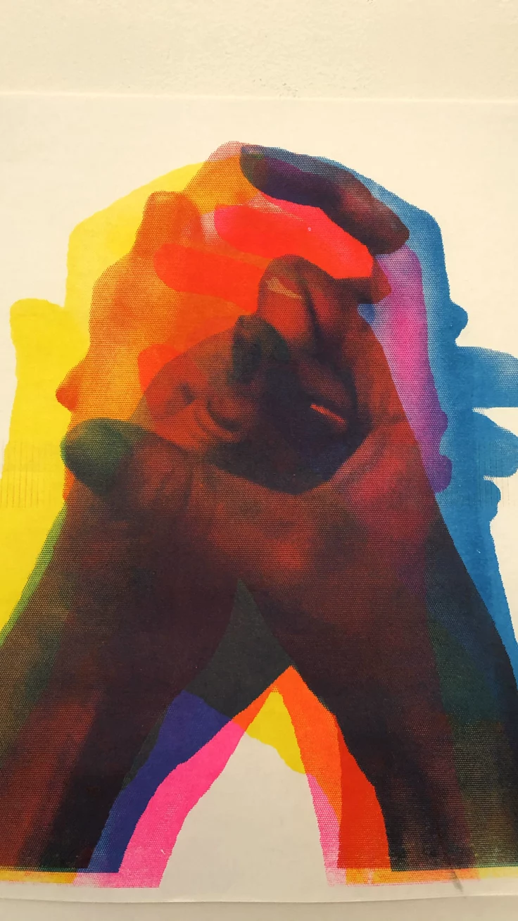 Dos manos entrelazadas en colores risográficos: el mundo humano y el algorítmico